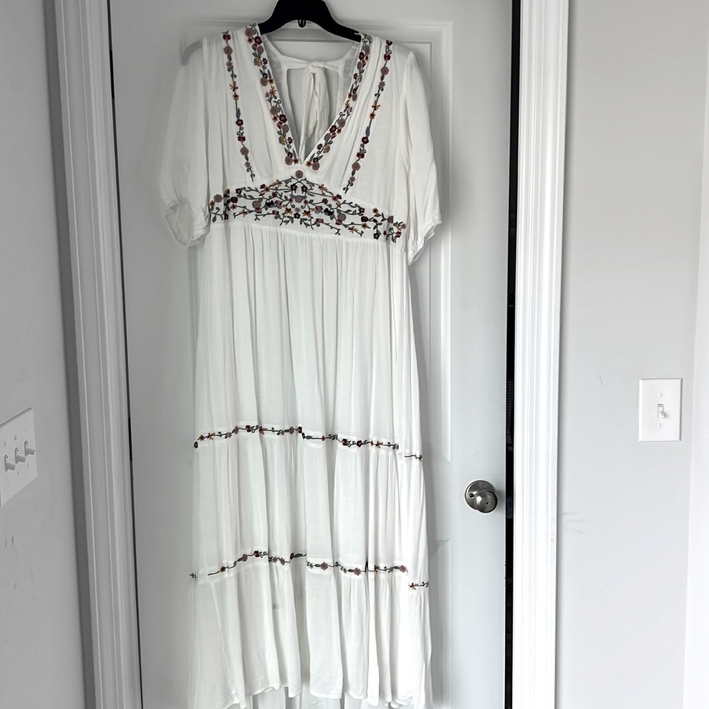 Brand new with tags- beautiful dress with embroidered flowers, open back w bow